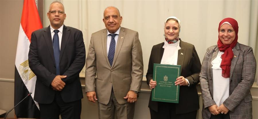 وزير الكهرباء يشهد توقيع اتفاق إنهاء الدراسات الفنية والاقتصادية لمشروع الربط الكهربائي مع اليونان
